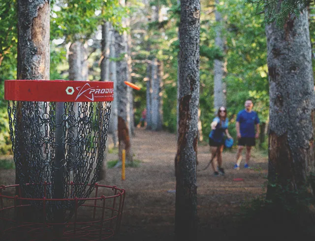 couple playing disc golf in Baker Park