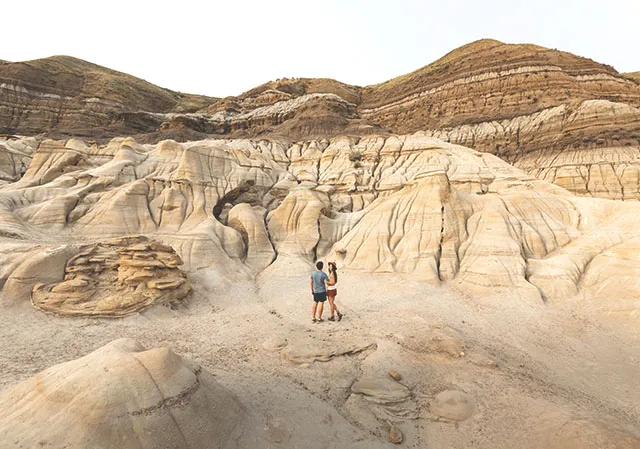 couple exploring drumheller and the Badlands